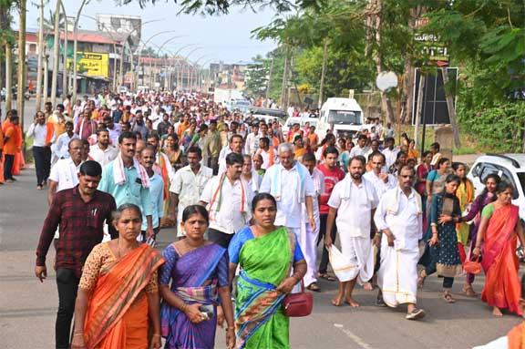 ಧರ್ಮಸ್ಥಳ ಲಕ್ಷದೀಪೋತ್ಸವ : ಉಜಿರೆಯಿಂದ ಧರ್ಮಸ್ಥಳಕ್ಕೆ ಭಕ್ತರು ಹಾಗೂ ಅಭಿಮಾನಿಗಳ ಪಾದಯಾತ್ರೆ