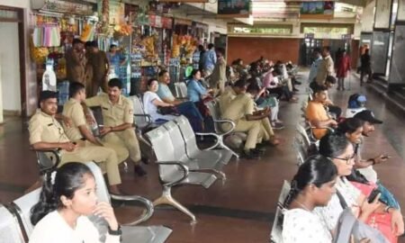 KSRTC-employees-protest